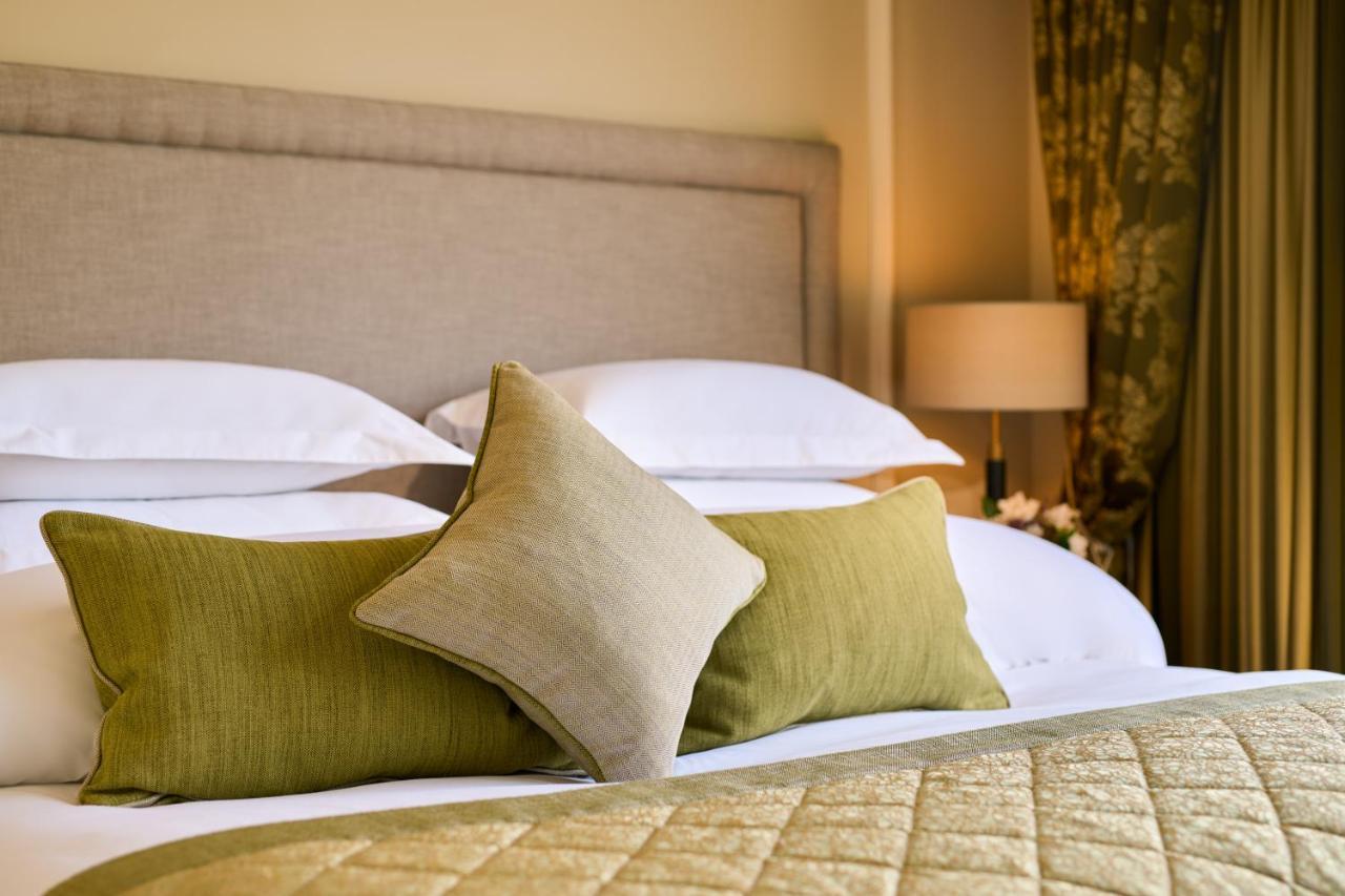 Castlemartyr Resort Hotel Zewnętrze zdjęcie A bed with cushions