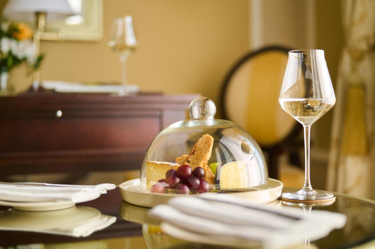 Castlemartyr Resort Hotel Zewnętrze zdjęcie A wine glass