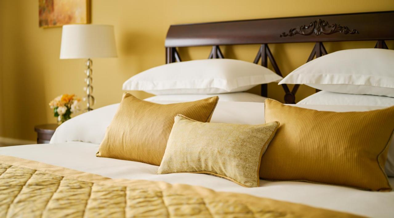 Castlemartyr Resort Hotel Zewnętrze zdjęcie A bed with cushions