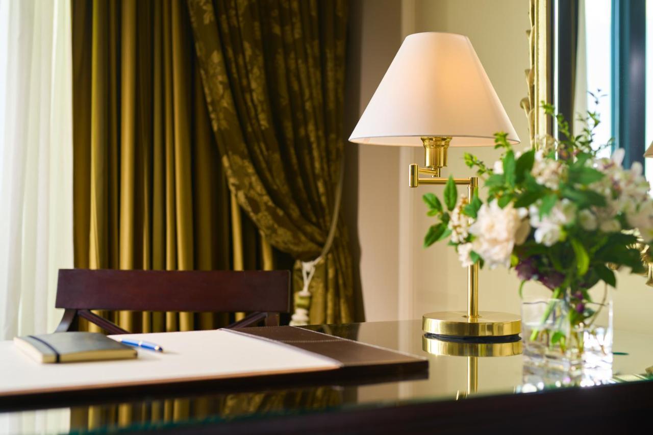 Castlemartyr Resort Hotel Zewnętrze zdjęcie A table lamp