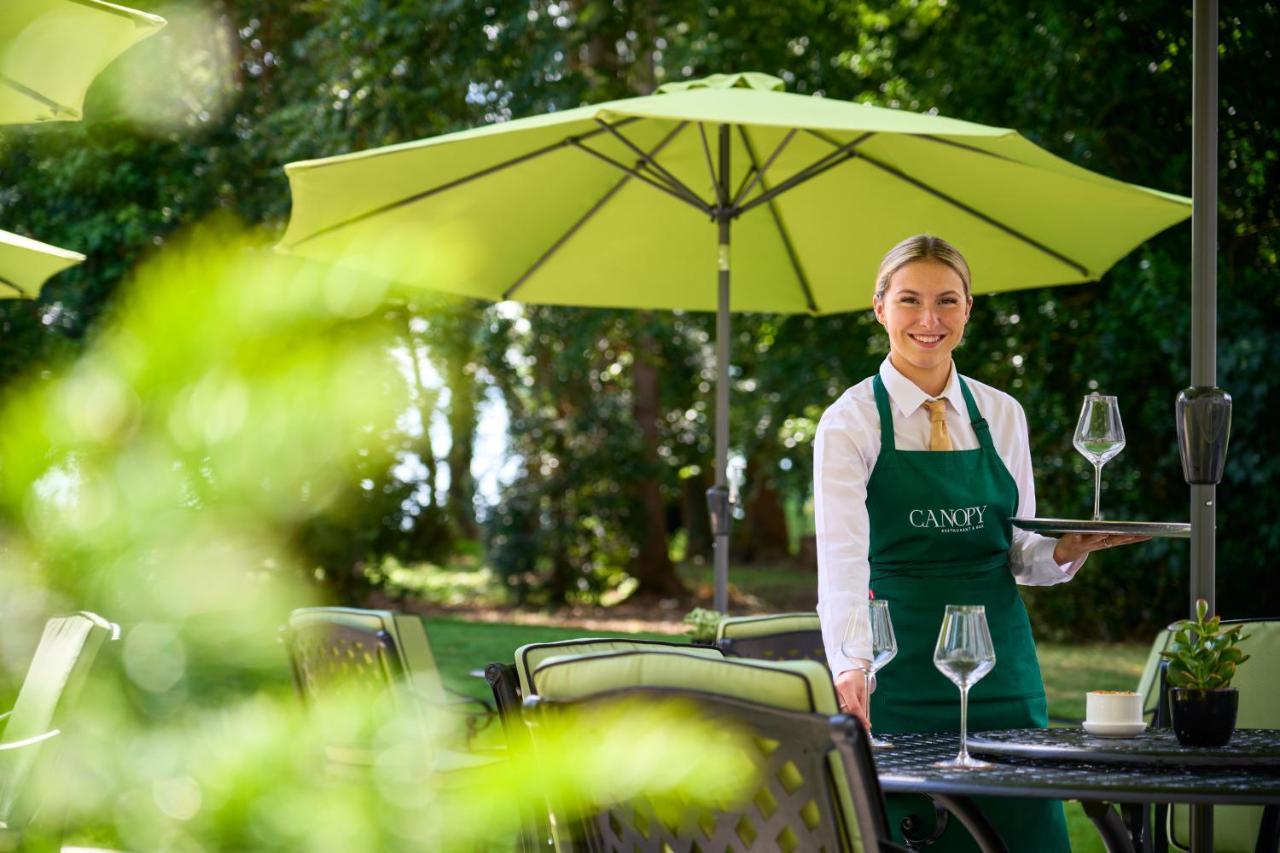Castlemartyr Resort Hotel Zewnętrze zdjęcie A waitress at work