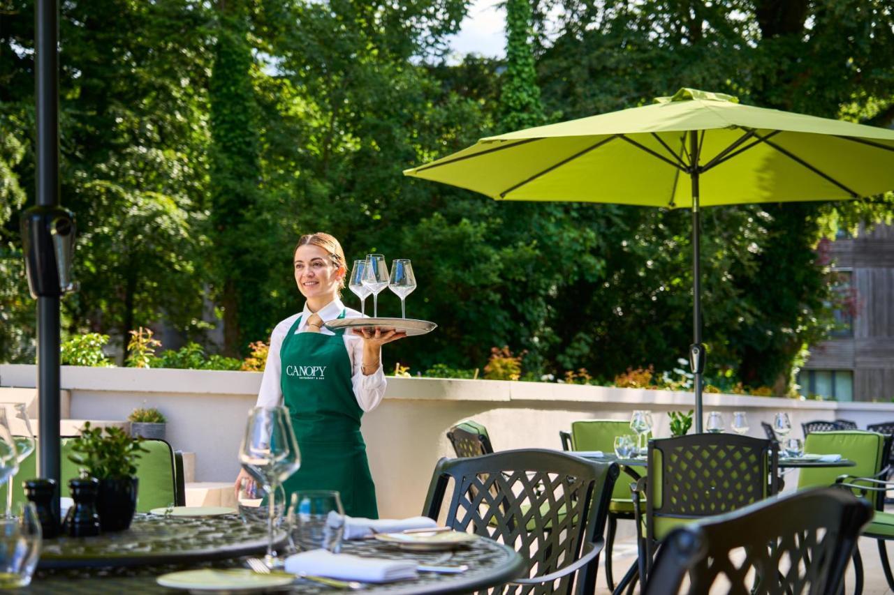 Castlemartyr Resort Hotel Zewnętrze zdjęcie A waitress at the hotel